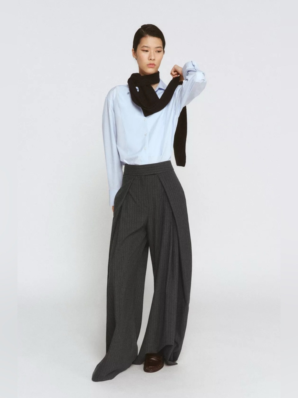 Pleated wide-leg trousers in charcoal